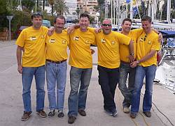 Die gutgelaunte Crew im Hafen