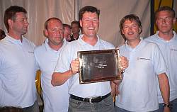 Stolz zeigt Skipper Marcus Pfeiffer die Silbermedaille