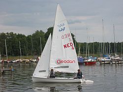Henrik Simon (am Ruder) und Florian Waldschmidt (Vorschot) in ihrem neuen Boot, noch mit der holländischen Segelnummer des Vorbesitzers