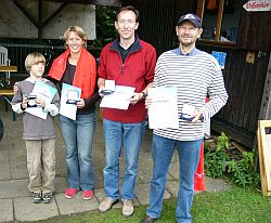 v. li. n. re.: Nuno Busch und Nana Busch vom Segelclub Edersee (im 1.Lauf an der Krombach sind gesegelt: Nana Busch und ihr Ehemann Christoph Busch), Frank Holm und Karlo Schmiedel vom Segelclub Undine