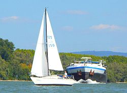 Den Kurs der ersten Wettfahrt teilten sich die Teilnehmer mit der Berufsschifffahrt, deren Vorrang von allen Regattateilnehmern selbstverständlich respektierte wurde. Kein Wunder allerdings....