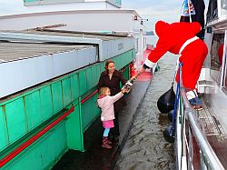 Der Nikolaus ist auf dem Rhein unterwegs.