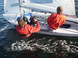 Der hessische 470er beim Training. Am Ruder Henrik Simon, an der Vorschot David Heitzig