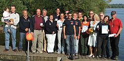 Die Sieger der Regatta mit der Weinprinzessin Bettina König