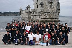 Die Teillehmer aus 5 Standorten und 12 Herkunftsländern vor dem Tour Belem in Lissabon.