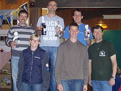 Die ersten drei Sieger sowie die beste weibliche Teilnehmerin und der beste Jugendliche mit Organisator des Lasermatchrace Marcus Pfeiffer Von links Wolfgang Blankenburg 2. Sieger, Kathie Küppers beste weibliche Teilnehmerin, Jürgen Flehr Sieger, Patrick Amann bester Jugendlicher, Jonas Bender dritter Sieger