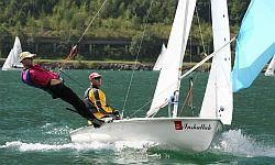 Karlo Schmiedel (gelbe Jacke) und Stefan Oetken, im Trapez stehend, mit ihrem 470er Inshallah.