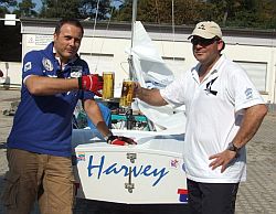 Nach der Siegerehrung am Siegerboot Harvey die Hessenmeister