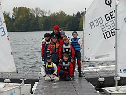 Gruppenfoto, in der Mitte (mit roter Mütze) der Trainer Mitja Leipold.
