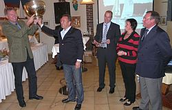 Achim Brack zeigt seine Freude über den Erfolg: von links: Achim Brack, Frieder Kleine, Axel Büchling, Ulla Brack, Winfried Geisler.