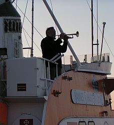 Hessenregatta 2009: Flaggenappell im Hafen von Stubbekoebing.