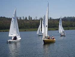 Im Vordergrund (gelbes Boot) späteres bestes hessisches Team Marcus Pfeiffer und Sabine Schulz.