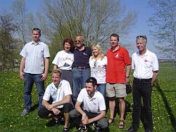 Von links nach rechts: hinten Regattaleiter Andr Buchert, die zweiten Gaby Arissen und Jürgen Waldmann, die Sieger Elvira Schulze und Michael Altmann sowie der 1. Vorsitzende des YCAG Jochen Mayer, vorn: die dritten Florian Schwarzenberger und Peter Hösl.