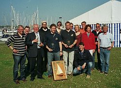 Die Crew vom Friedrichsdorfer Yachtclub mit ihrer Trophäe, dem Hessencup. 3. V. li. Georg Stötzel mit seinem Orden