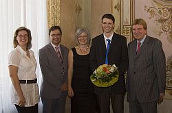 v.li.: die Vorsitzende der LSBH Sportjugend, Juliane Kuhlmann, Michael Leipold und Heike Meyfarth-Leipold, Mitja Leipold, Minister Volker Bouffier.