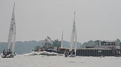 Immer wieder ein Erlebnis. Regatta auf dem Rhein inmitten der Berufsschifffahrt.