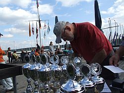 Jede Menge Pokale und HM-Medaillen. Dietmar Schimpfle vor der Siegerehrung auf der Terrasse des DSC-L