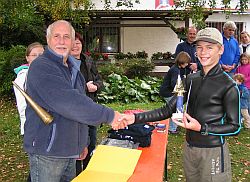 Der Sieger Justus Heinecker erhält den Pokal von Regattaleiter Detlef Sigmund.