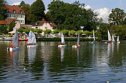 Die Optimisten und Laser auf dem großen Teich im Kurpark.