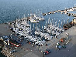 Gedränge im Hafen von Stubbeköbing: Die Teilnehmer der Hessenregatta 2010 liegen im Päckchen.