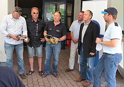 Das Siegerteam Tim Giesecke, Karsten Eller und Steuermann Uwe Steingroß aus Berlin (v. lks. n. r.). Wettfahrtleiter Carsten Hahn (r. außen). Die Verantwortlichen der Soling Ederseeflotte Dr. Gernot Heller (2. v. r.) und Winfried Geisler (3. v. r.)