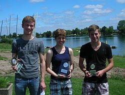 Die Sieger (Laser radial). V.li. Maximilian Müller (2. Platz) vom SC Eich, Eva Deichmann (1. Platz) vom Wassersportverein Bergstraße (WSVB-L) und Johannes Mengel (3. Platz)  vom Wassersportverein Roxheim (WSVR).