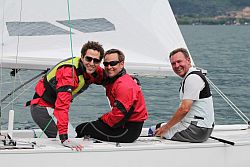 Die Mannschaft Daniel Corominas, Björn und Winfried Geisler (v. Li. n. r.) vom Edertaler Segel-Verein freuen sich über ihren 5. Platz im zweiten Rennen.
