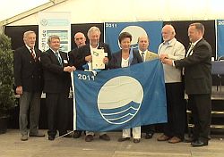 Dr. Arno Grau (4.v.links), Umweltbeauftragter des WYC und rechts daneben Renate Maneck, Vorstandsmitglied WYC.