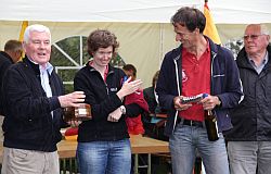 Haben abgesahnt: Katherina Meier und Thomas Hartmann (Platz 2 der Conger Rangliste, Platz 1der Conger-HM und noch Stadtmeister), links Stadtrat Walter Dieckmann, rechts Günther Probst vom HSeV.