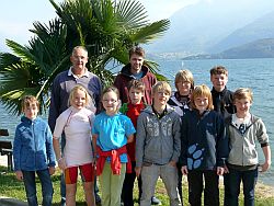 Gruppenfoto der Optigruppe, im Hintergrund Reinhard Linke (li) und Mitja Leipold (re).