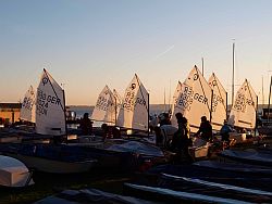 morgendlicher Bootsaufbau