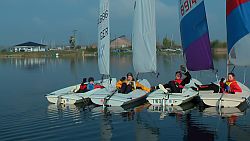 Entspannung auf dem Wasser. Im Hintergrund das Vereinsheim des Segelclubs Biblis e.V.