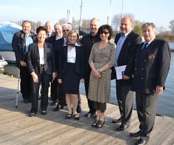 Der neue Vorstand des Wiesbadener Yachtclubs WYC präsentiert sich: (v.l.n.r.) Renate Maneck, Björn Rieger, Regine Simon, Dr. Günter Maneck, Jürgen Brügel, Nadja Dahlmann, Peter Schweighöfer, Dr. Arno Grau, Hans Traxel, Michael Wagner.