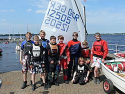 Die Trainingsgruppe des Niedersächsischen Opti A-Kaders mit Felix vorne kniend beim Training in Bad Zwischenahn