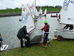 Vater und Sohn Laukhardt beim Bootslippen.