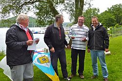 Kalli und Oliver Draude übergeben dem Sieger Winfried Geisler mit Sohn Björn (beide rechts) den Edertal Cup