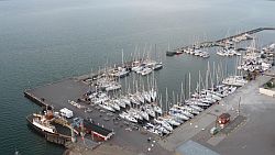 Dicht gedrängt in Päckchen liegen die Regattaschiffe im Fischereihafen von Stubbeköbing. Die Fischer wurden extra dafür ausquartiert und auf umliegende Häfen verteilt.