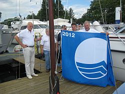 Stolz präsentieren die Mitglieder des WYC die Blaue Flagge vor der Hissung.