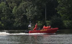Macht Spaß: Fahrt mit dem Rettungsboot.