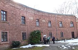 Das Fort Mainspitze, das Vereinsheim des Segelclubs Mainspitze.