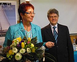 Ein Dankeschön zum Abschied. Elke Wehling und Reinhard Fuhr