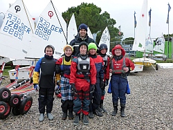 Hessische Segler um Trainer Mitja Leipold (hinten), v.l. Niklas Henke, Leonard Zacher, Victor von Canstein, Felix Laukhardt, Julia von Canstein, Antonia Gfrörer
