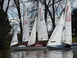 Der Main ist was für die Segel-Könner: Bei wenig Wind im Dreikampf an die Boje