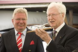DSV-Präsident Rolf Bähr (re.) überreicht Klaus-Dieter Lachmann (li.) eine Bootsklampe