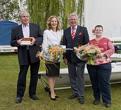 Geehrte  v. l. Herr Junker( 50) , Inge v. Alvensleben (50), Vors.,  Karin Keil (40)