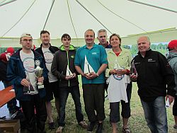 v.li.: Sieger Thomas Dreyer, Wettfahrtleitung Marcus Pfeiffer, bester Jugendlicher Eric v.d. Cingel, 2. Sieger Joachim Heinz. Wettfahrtleitung Stefan Ungeheuer, beste weibliche Seglerin Dagmar Heinz, 4. Platz Manfred Brändle