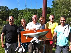 Flottenmeister vom Edersee in der H-Boot Klasse 2013 Christoph Zander (Mitte) eingerahmt von seiner Crew Helen Stricker und Katharina Kellner vom Essener Turn- und Fechtklub (ETUF) sowie die Hessenmeister in der H-Boot Klasse 2013 Oliver Draude (2. v.r.) mit Christian Blum (links) und Sven Dömges (rechts) vom Edertaler Segel-Verein 