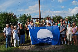 Stolz präsentieren die Mitglieder des Wassersportvereins Bergstraße e.V. die Blaue Flagge vor der Hissung.