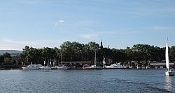 Der Schiersteiner Hafen am Rhein mit dem Vereinsheim des WYC im Hintergrund