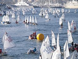 Auslaufen vor Superyachten.